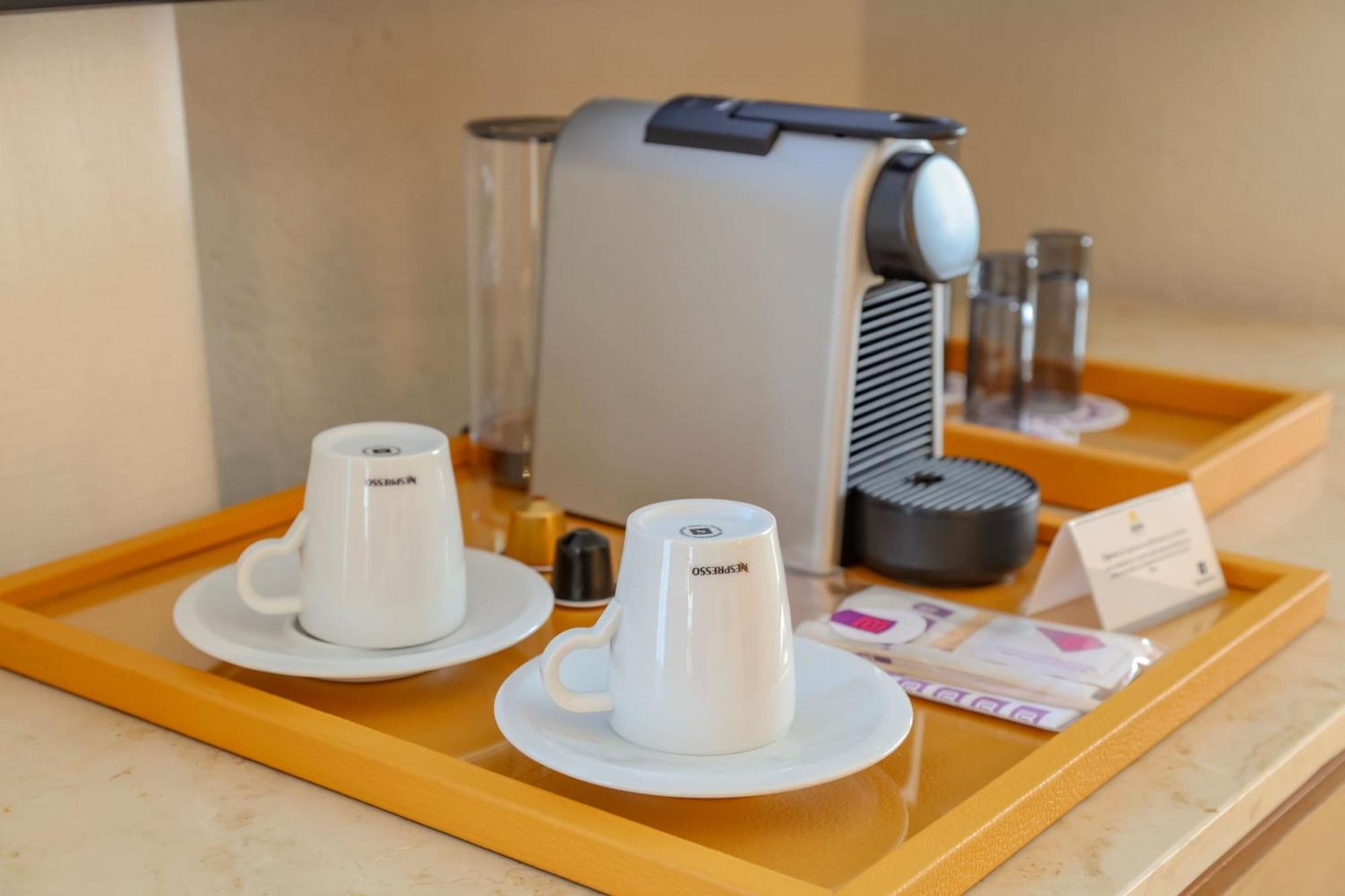 Camino Real Veracruz Buitenkant foto A Nespresso coffee machine in a hotel room