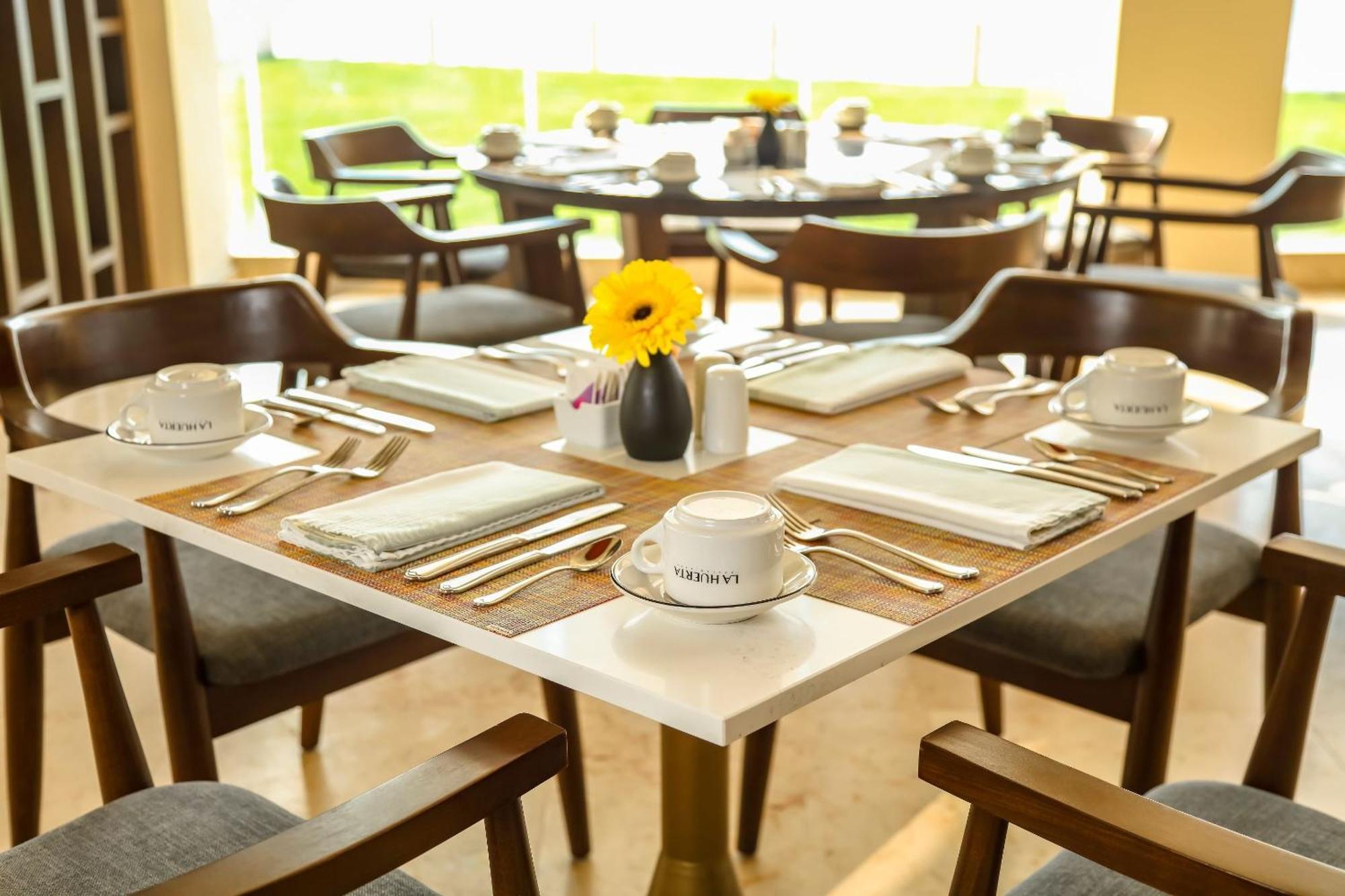 Camino Real Veracruz Buitenkant foto A table set for breakfast