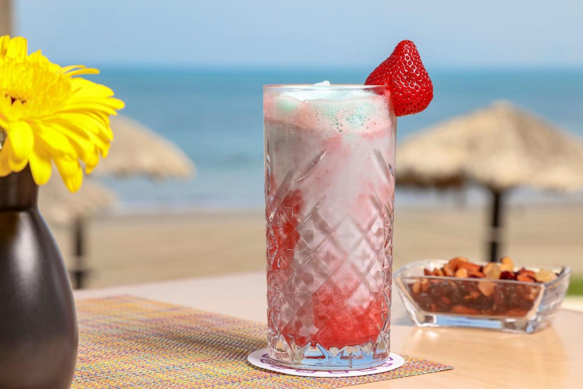 Camino Real Veracruz Buitenkant foto A strawberry and lime Italian soda